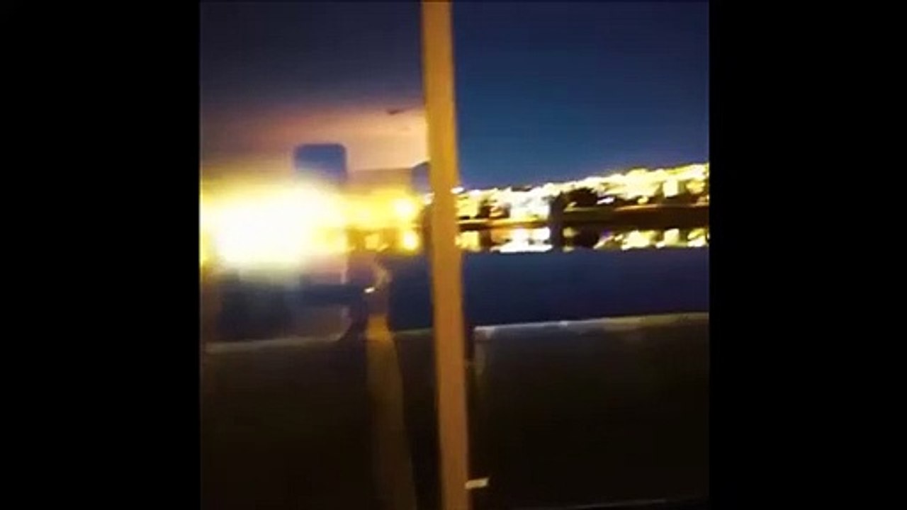 Il filme une magnifique aurore boréale au dessus d'une ville illuminée