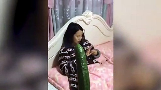 La blague qu'il fait à sa copine avec un concombre est tellement drole