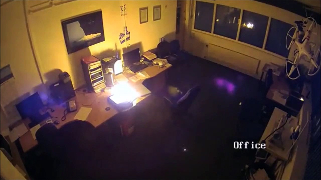 Son ordinateur portable prend feu en pleine nuit au bureau