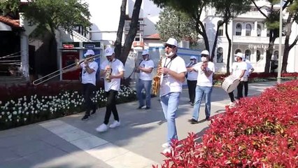 "Evde kal" çağrısına uyan vatandaşlara davullu zurnalı moral