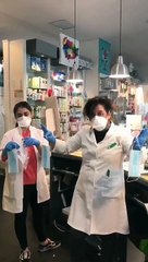 Una farmacéutica de Madrid muestra las mascarillas que reparte el Gobierno