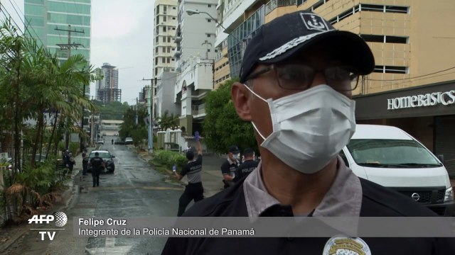 Policías panameños bailan para animar a la población confinada por coronavirus