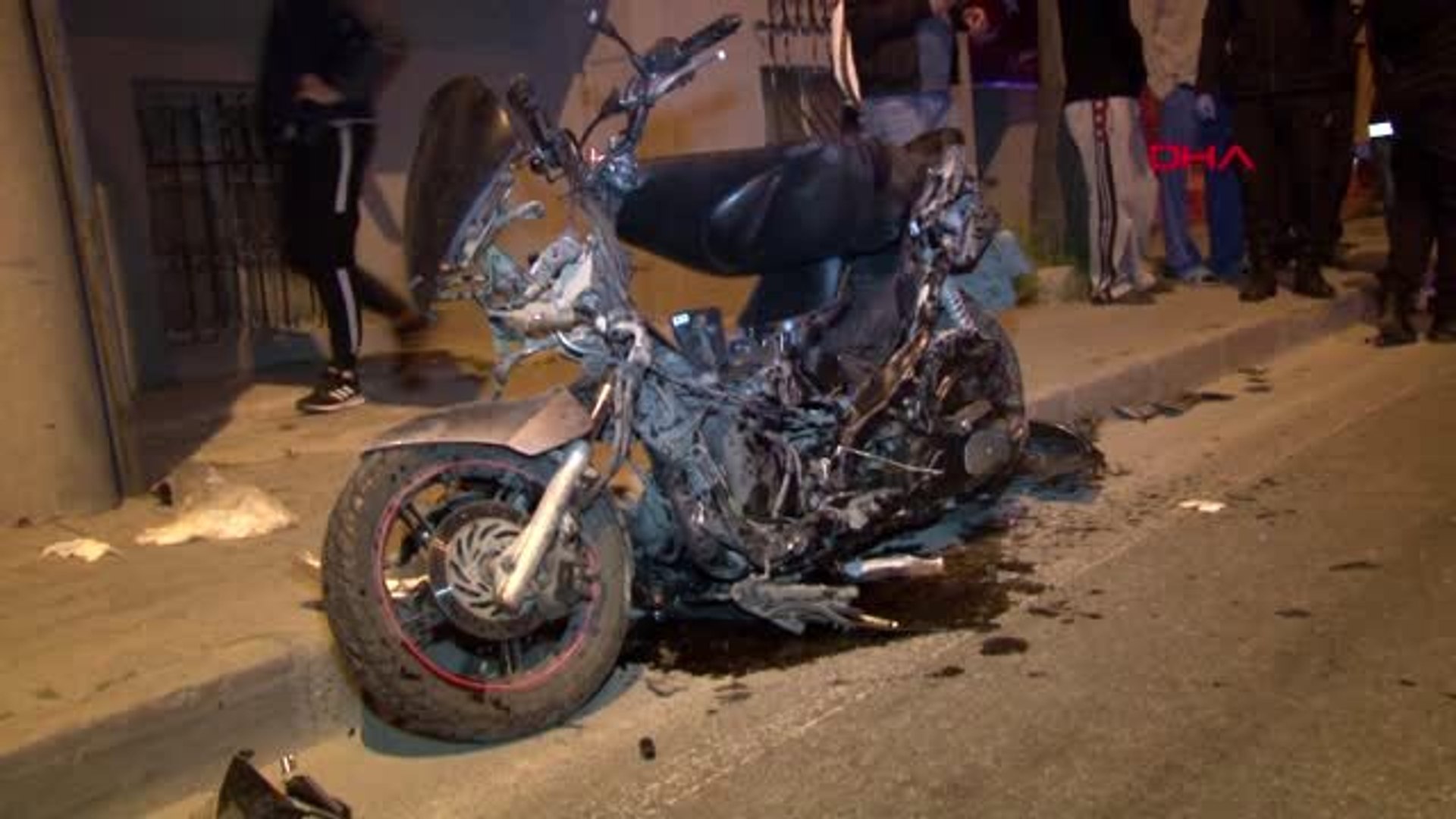 Izmir Ters Yonden Gelen Motosiklet Otomobil Ile Carpisti 2 Agir Yarali Dailymotion Video