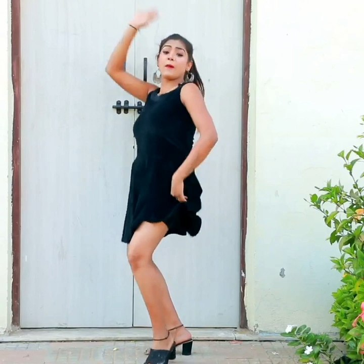 recording dance video 2020 रानी का Happy New Year स्पेशल डांस - नई ईयर पार्टी में रानी का यही वीडियो वायरल हो रहा हैं