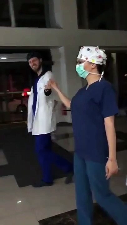 Biri doktor biri hemşire olan bu çiftin normalde bugün düğün günüymüş, ama onlar hastanede nöbet tuttukları için düğünün ilk dansını da hastanede yapmışlar 