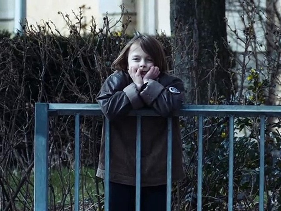 Sebastian springt über Geländer Film Trailer