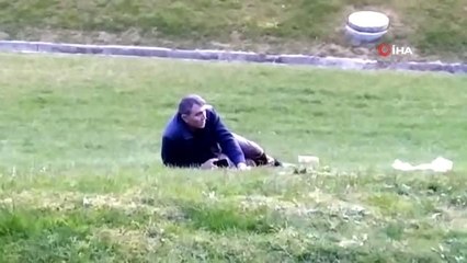 Kahvaltı yaparken kurşunla ayağından vuruldu