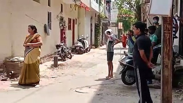 लॉकडाउन के बीच भूखे बंदर पहुंचे लोगों के घरों तक, मिला खाना