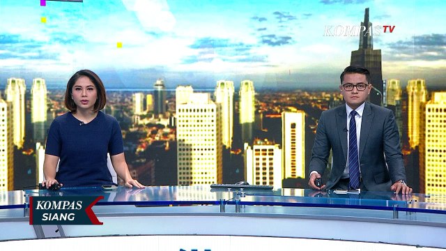 Petugas Berjaga di Dalam Gerbong KRL untuk Mengatur Jarak Penumpang