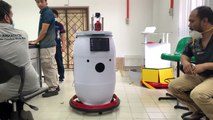 روبوت طبي يجول في مستشفيات ماليزيا لمساعدة الطواقم الطبية