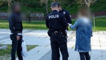 Yasağı hiçe sayıp parkta alkol alan vatandaştan polise tepki: Bu yaptığınız çok anlamsız