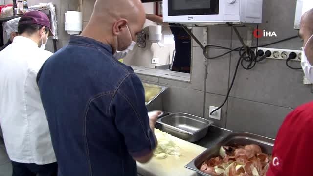 Şeflerin pişirdiği yemekler ihtiyaç sahiplerine ulaştırıldı