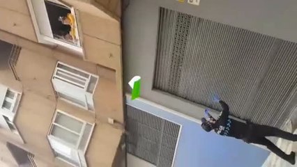 El Gobierno rectifica y permite que la policía siga felicitando a los niños confinados en sus casas