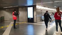 Reparto de mascarillas en el metro de Barcelona