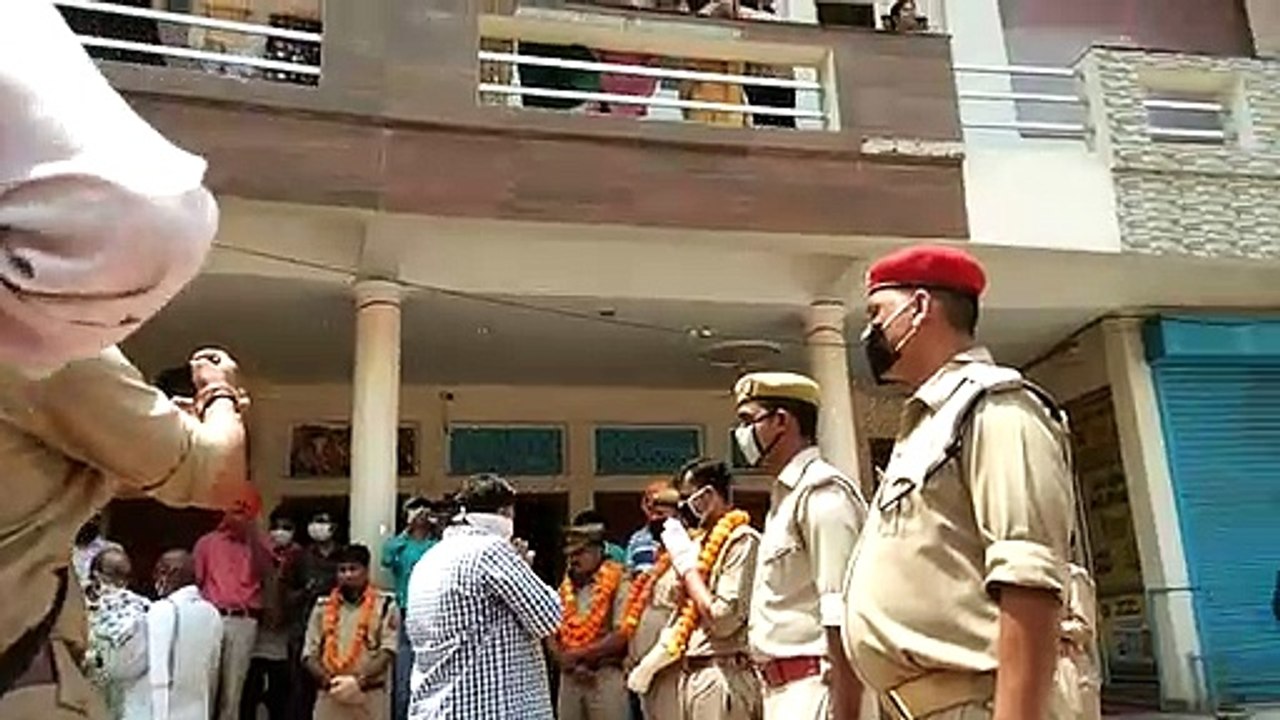 सुल्तानपुर: नेताओ ने किया खाकी और कलमकारों का सम्मान, बरसाए फूल