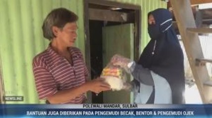 Ibu-ibu Bagikan Sembako untuk ODP & PDP Covid-19