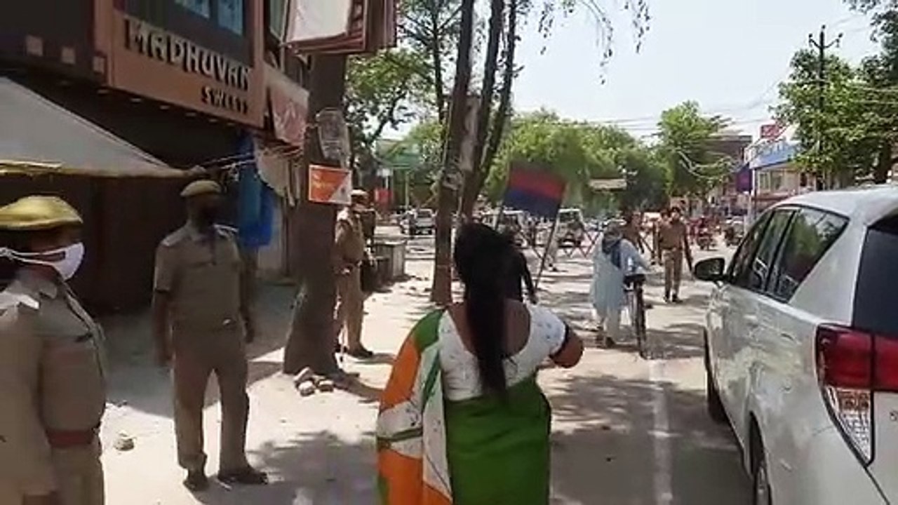 सुल्तानपुर: ड्यूटी में लापरवाही बरतती मिली खाकी, IAS ने लगाई लताड़