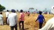 इटावा: गेहूं की फसल में लगी आग, किसानों की फसल जलकर हुई खाक