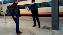 La Policía entrega mascarillas en la estación de Albacete