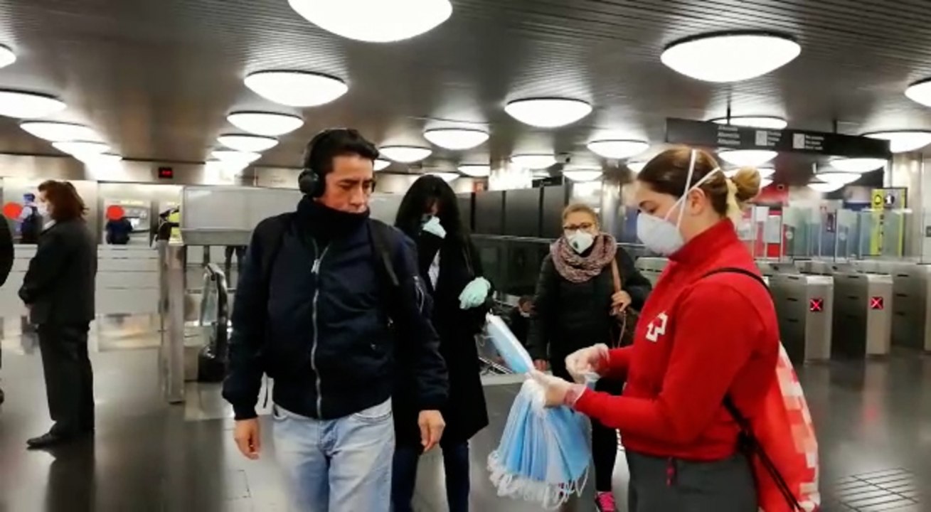 Reparto de mascarillas en el transporte público de Barcelona