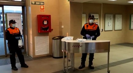 Reparto de mascarillas en Tarragona (Cataluña)