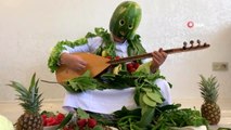 Karpuz kabuğundan maske yapıp sebze ve meyveleri boynuna astı.