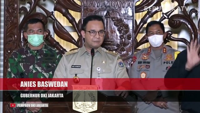Calon penumpang menggunakan masker saat akan menaiki bus Transjakarta di Halte Harmoni, Jakarta.