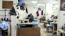 Gazze'de maske ve koruyucu kıyafet üretimi