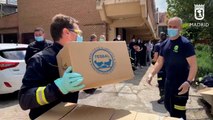 Bomberos ayudan en la entrega de alimentos en el barrio de Vallecas