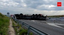 Cortada la A-5 en Móstoles (Madrid) por el vuelco de un camión
