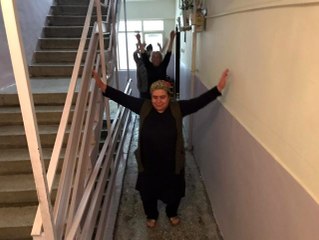 "Evde kal" çağrısına uyan komşular binada spor yaptı