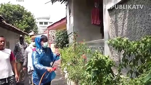 Petugas medis menangani pasien diduga terjangkit corona (ilustrasi).