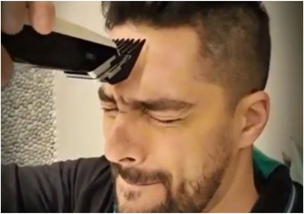 الموزع المصري حسن الشافعي يشارك جمهوره تجربة الحلاقة بالماكينة