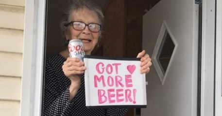 « J'ai besoin de plus de bières ! » : cette femme de 93 ans appelle à l'aide pour réapprovisionner son stock