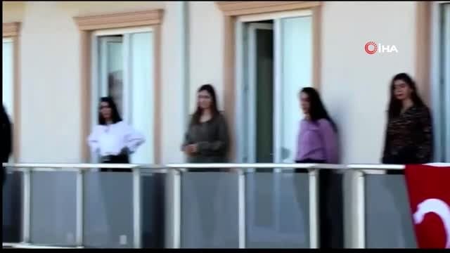 Gözlem altındaki 21 kadın polis balkondan polis akademisi marşını seslendirdi