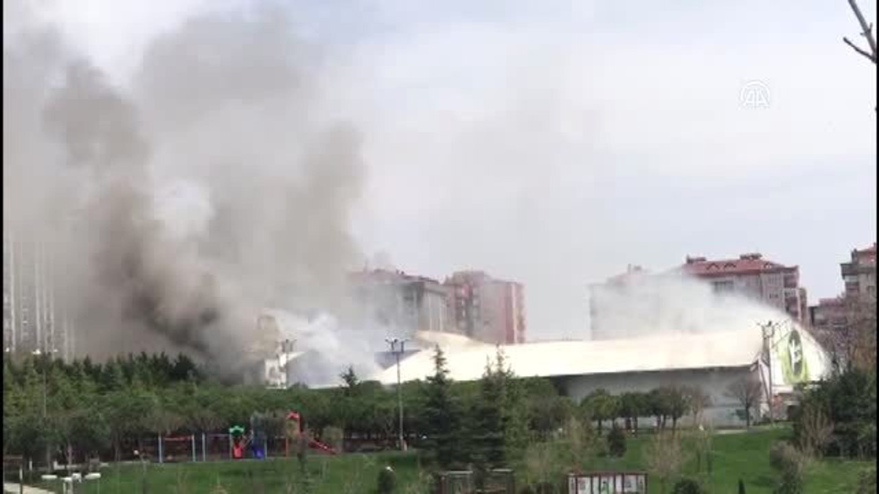 Beylikdüzü Yaşam Vadisi buz pistinde yangın