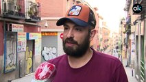 Vecinos de Lavapiés sacan fregonas por los balcones 