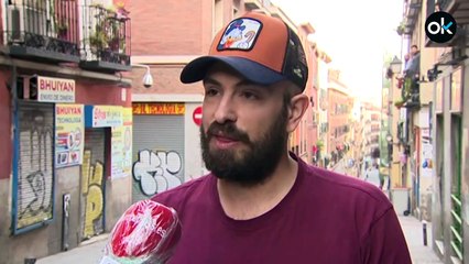 Vecinos de Lavapiés sacan fregonas por los balcones "para limpiar el virus"