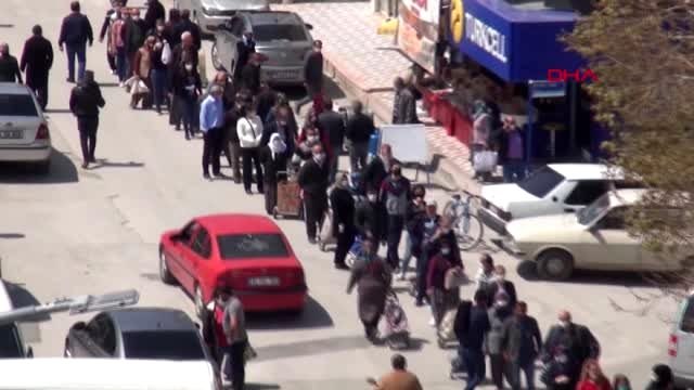 BURDUR-Pazara girmek isteyenler, 1 kilometrelik kuyruk oluşturdu