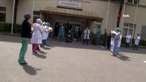 Korona virüsü yenen sağlık çalışanları alkışlarla taburcu oldu