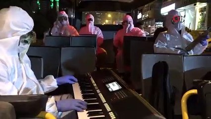 Mardinde evde kalan vatandaşlara üstü açık tur arabasıyla 4 dilde konser