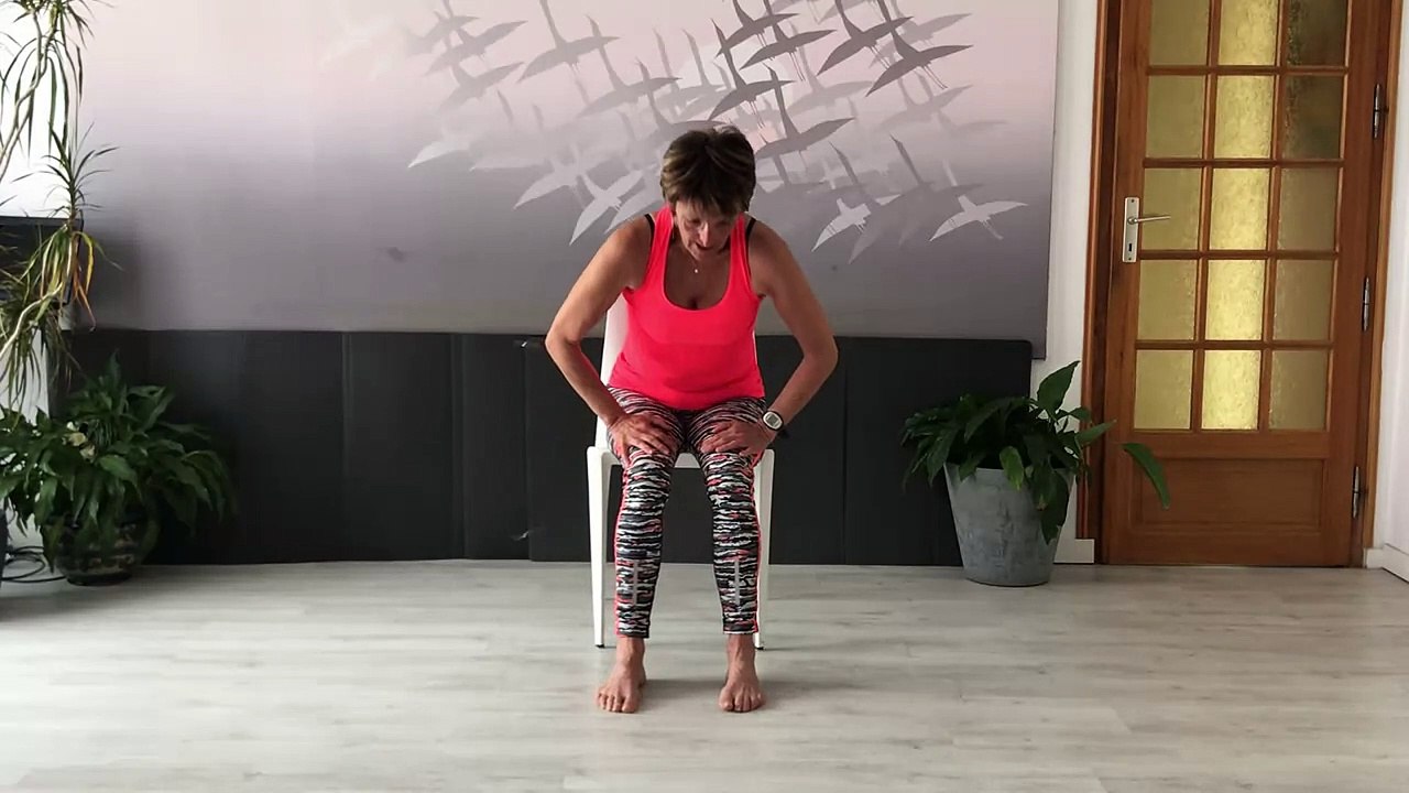 gym douce Etirements stretching  sur chaise jambier quadriceps fessiers ischio jambier adducteur