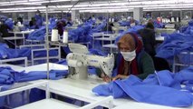 Tekstil fabrikasını sağlıkçılar için tulum fabrikasına dönüştürdü
