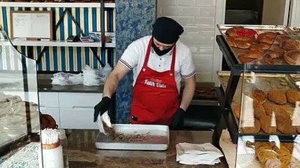 Bursa'da bir simitçi, 'Koronavirüs'ün yayılmasını engellemek' amacıyla madeni paraları fırında ısıtıyor