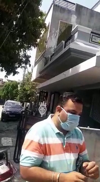 बेवजह बाहर निकलने वालों को सजा, खुद के हाथों से...