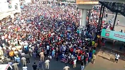 मुंबई में मजदूरों को किया गया गुमराह, लॉकडाउन बढ़ने के बाद स्टेशन पर जुटी भीड़