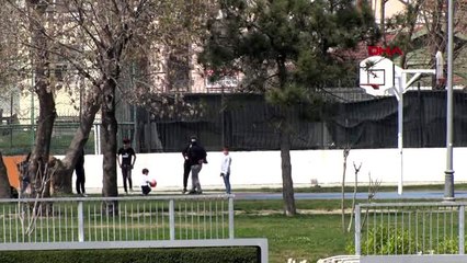 YENİKAPI PARKI'NDA KEYİF YAPTILAR, TOP OYNAYIP, GİTAR ÇALDILAR