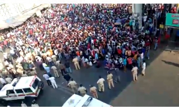 Mumbai: Amid lockdown migrant labourers flood Bandra station