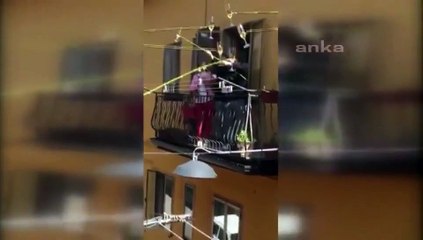 Koronavirüs | İtalya'da balkondan balkona 'şarap partisi': Sopalara bağlanan şarap bardaklarını tokuşturdular