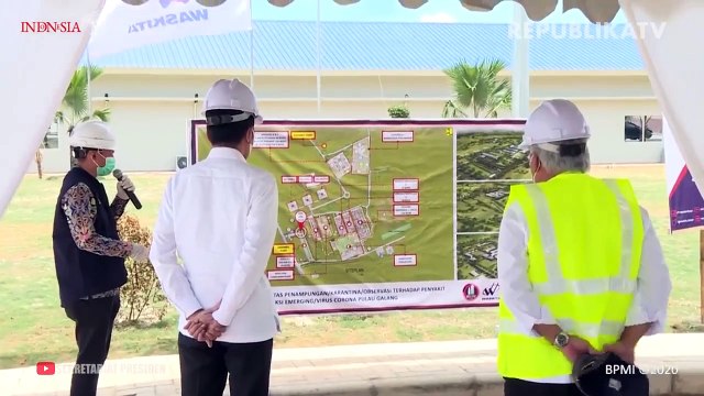 Layar elektronik menampilkan data perkembangan kasus covid-19 di Posko Tanggap Covid-19 Dinas Kesehatan DKI Jakarta.